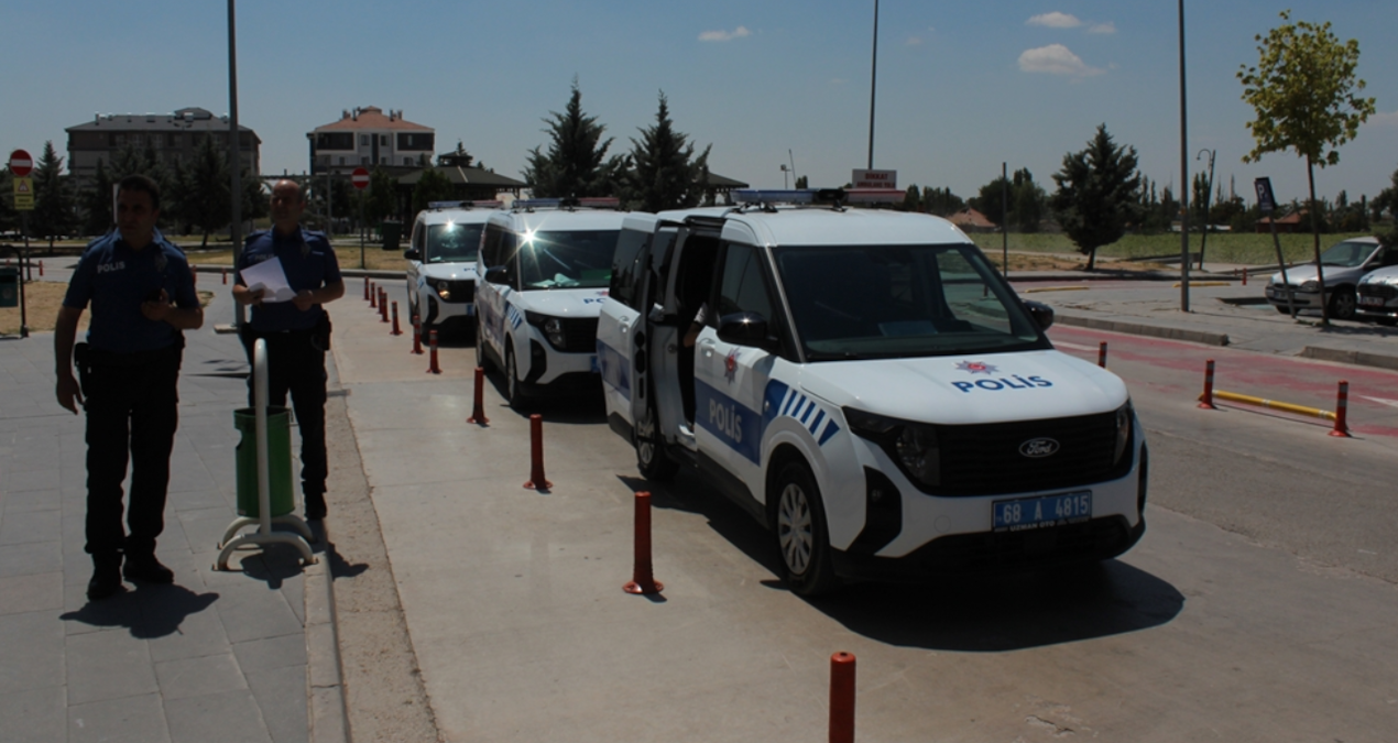 Evinde otururken tüfekle rastgele açılan ateşte yaralandı