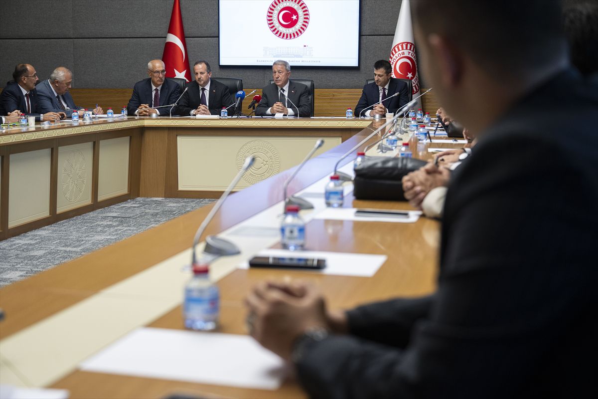 Akar, şehit aileleri ve gazilerle bir araya geldi