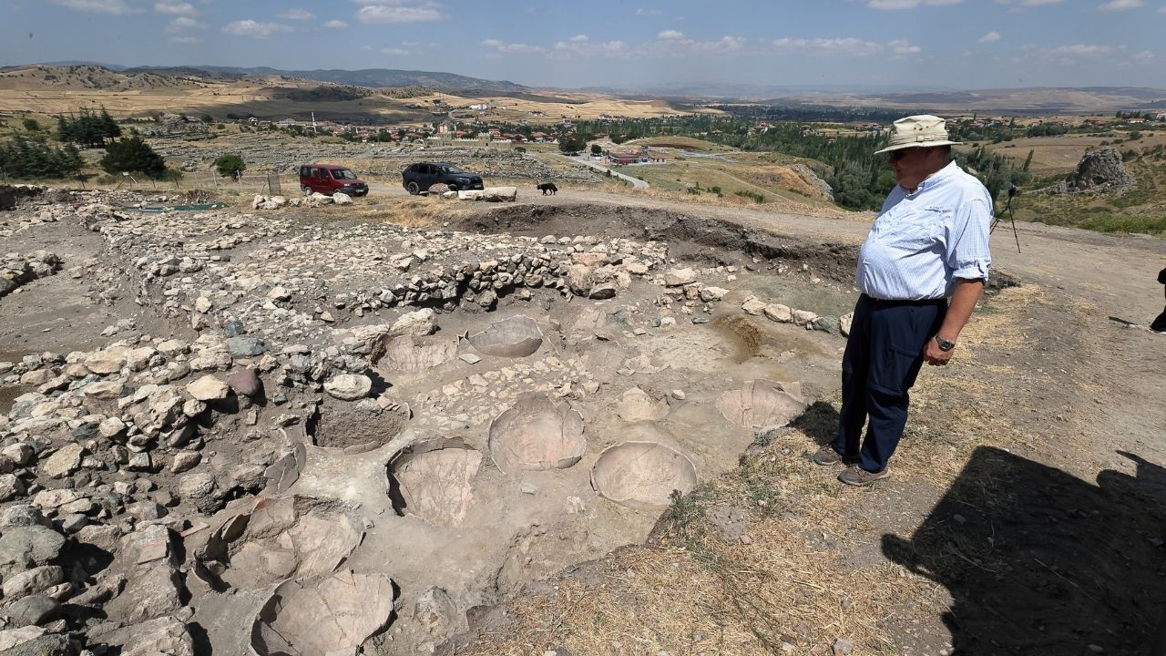 Hattuşa’da heyecanlandıran keşif: Antik kentin ortasında 16 dev küp bulundu