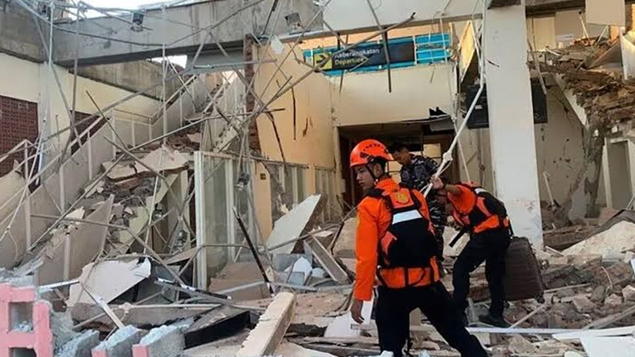 Endonezya’daki 7.7’lik depremin bilanço tablosu ağırlaşıyor