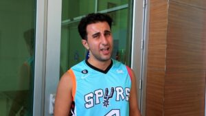 KAN TER İÇİNDE ELİDE TERLİKLE YALINAYAK KOŞARAK GELDİĞİ SINAVI SANİYELERLE KAÇIRDI VATANDAŞLARIN VERDİĞİ SUYU İÇİP "SPOR YAPMIŞ OLDUK SENEYE TEKRAR GİRECEĞİM" DEDİ ANTALYA'DA KPSS HEYECANI MARATONU ARATMADI